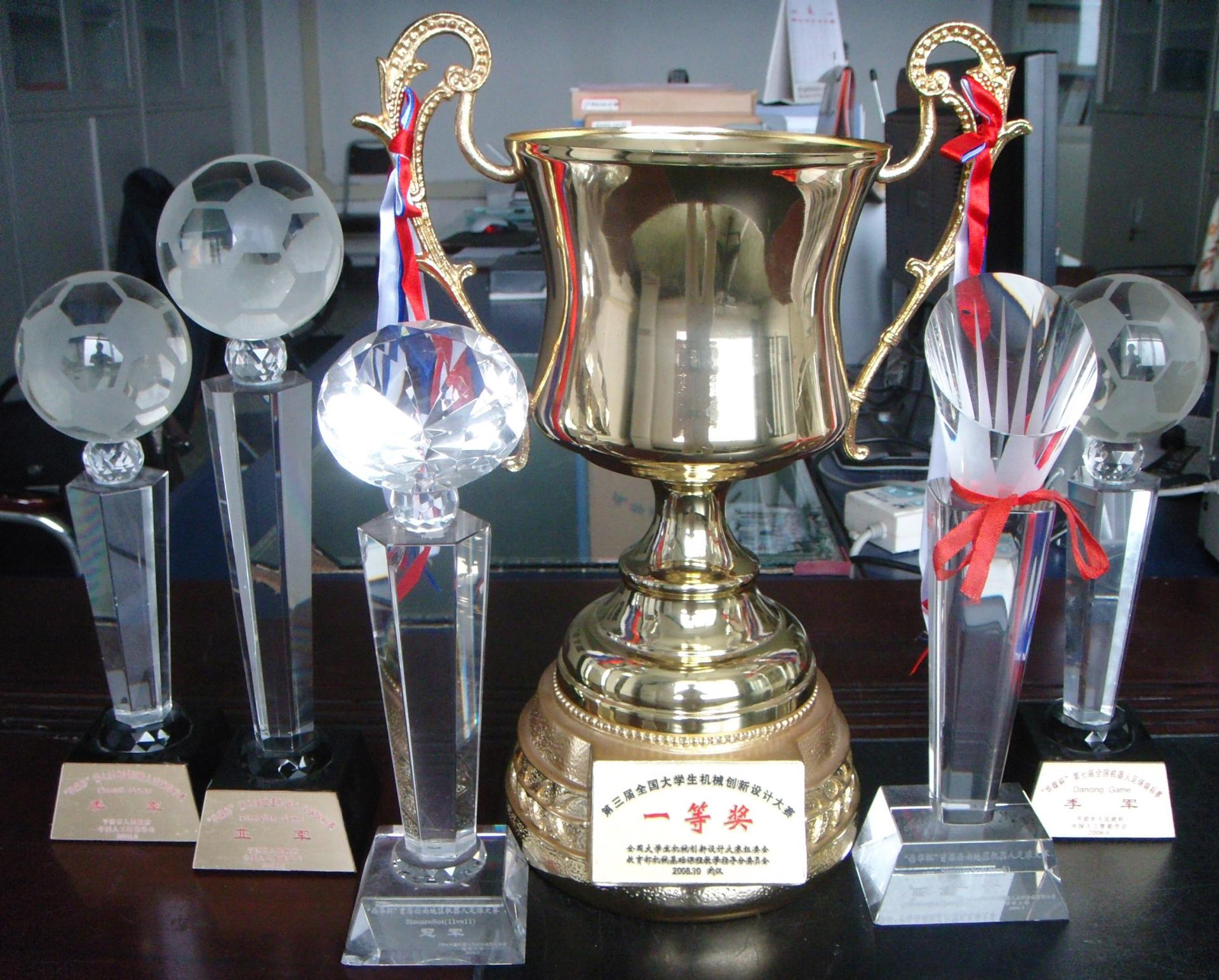 实验室学生参加竞赛获得奖杯-核资源勘查技术实验教学中心