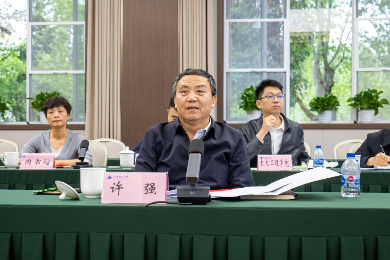 成都市副市长王乾来校调研本科高校与市属高职院校合