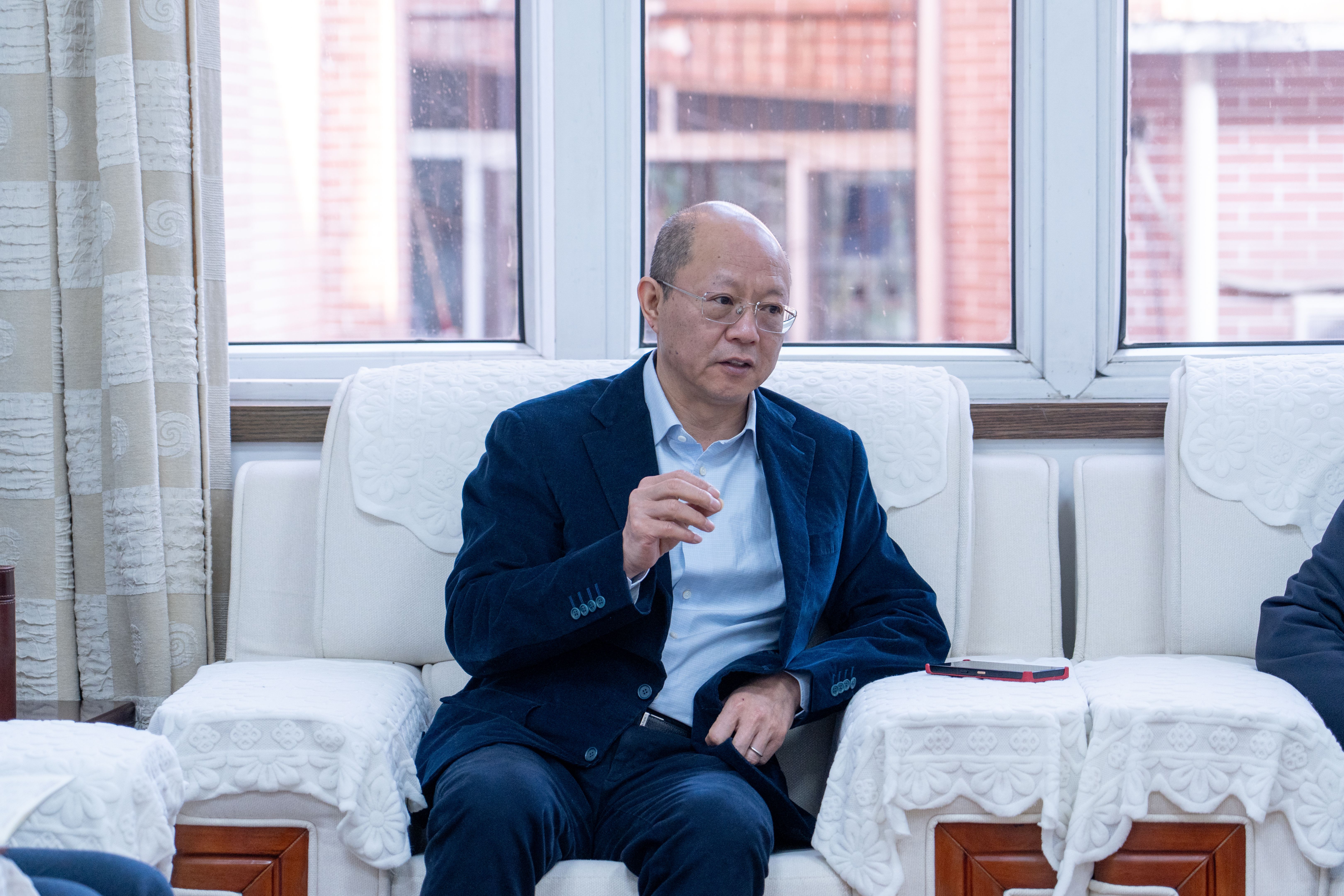 郑成渝讲话胡兵代表学校对郑成渝一行来访表示热烈欢迎.