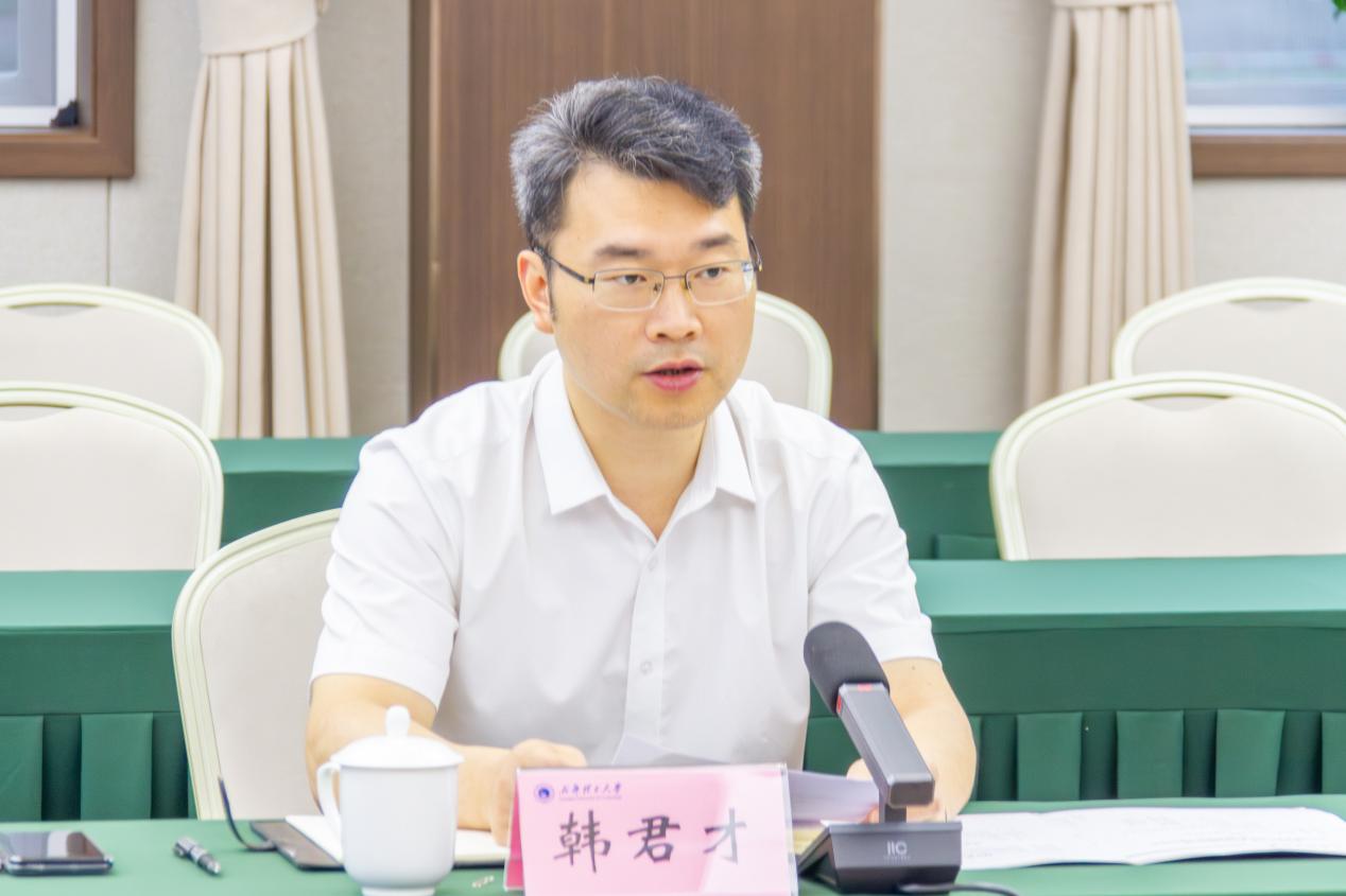 韩君才讲话教务处处长邓虎成和南江中学党委副书记,校长陈小魁代表