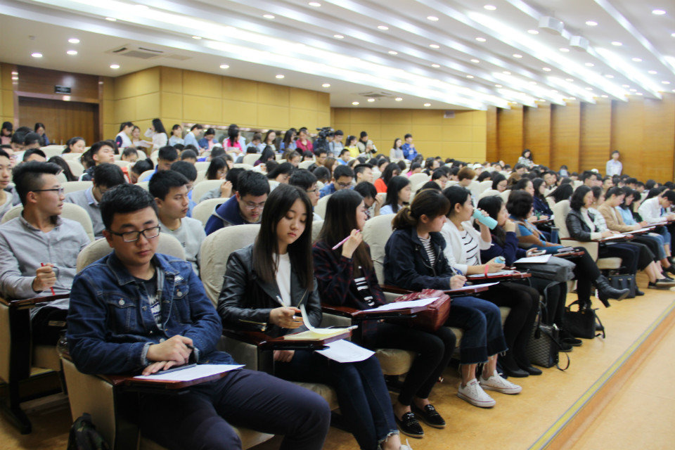 学生们认真聆听讲座