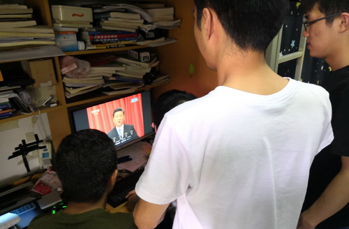 男生寝室观看会议